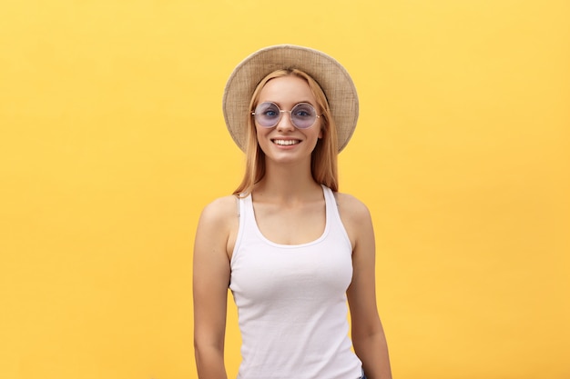 Szczęśliwa elegancka nowożytna kobieta z nowożytnymi kształtnymi okularów przeciwsłonecznych śmiać się