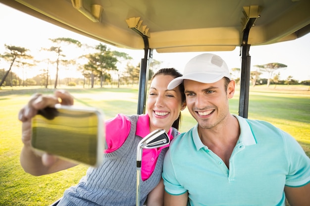 Szczęśliwa golfista para bierze autoportret