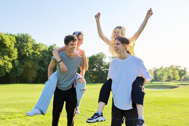 Szczęśliwa grupa nastolatków bawiących się na świeżym powietrzu