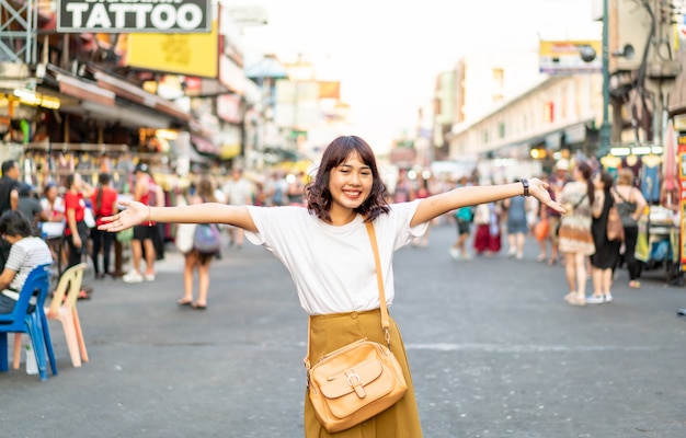Szczęśliwa I Piękna Azjatycka Kobieta Podróżuje Przy Khao Sarn Drogą, Tajlandia