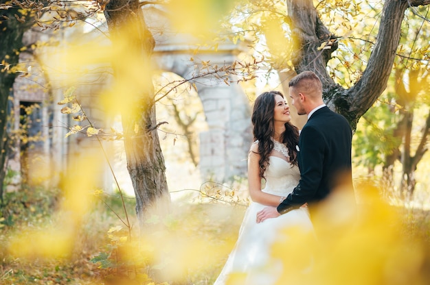 Szczęśliwa I Zakochana Panna Młoda I Pan Młody Spacerują W Jesiennym Parku W Dniu ślubu