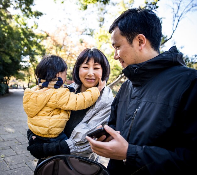 Szczęśliwa japońska rodzina wydaje czas plenerowego