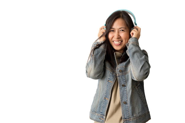 Szczęśliwa kobieta Azji noszenie bezprzewodowych słuchawek do słuchania muzyki, izolować na białym tle.