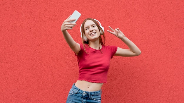 Zdjęcie szczęśliwa kobieta bierze selfie