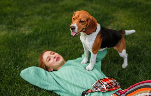 Szczęśliwa Kobieta I Pies Rasy Beagle Cieszą Się Razem W Parku