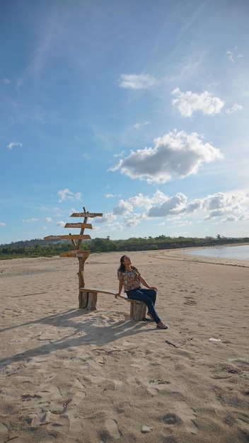 Szczęśliwa kobieta korzystająca z pięknej plaży