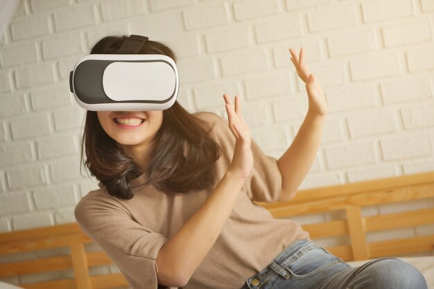 Szczęśliwa kobieta korzystająca z zestawów słuchawkowych VR Virtual Reality