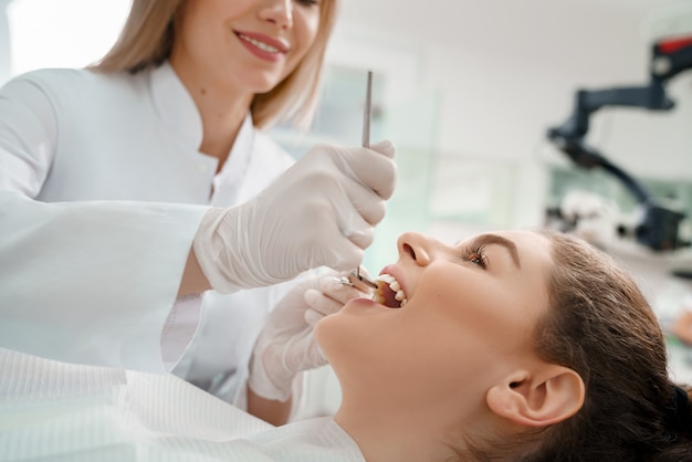 Szczęśliwa kobieta leczy zęby w stomatologii.