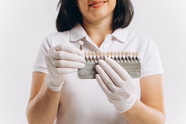 Szczęśliwa Kobieta Lekarz Dentysta Pokazująca Makieta Implantów