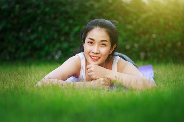 szczęśliwa kobieta na zielonym polu trawy