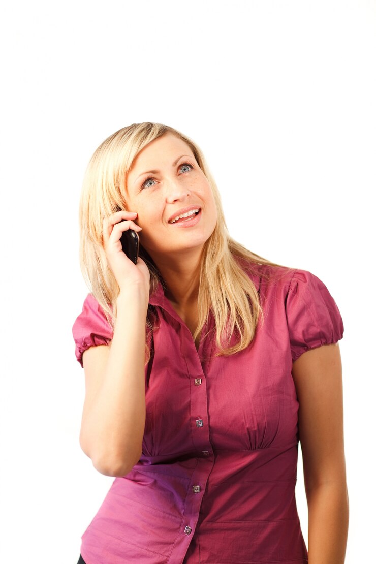 Zdjęcie szczęśliwa kobieta opowiada na telefonie komórkowym