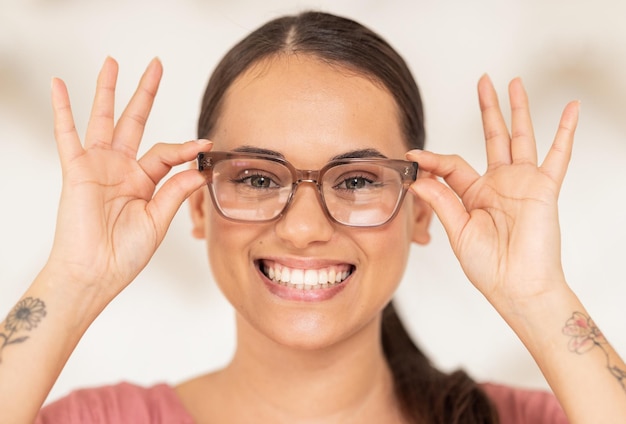 Szczęśliwa kobieta portret i oprawki do okularów dla wzroku i optycznego ubezpieczenia zdrowotnego konsultacji i testu klinicznego egzaminu do pielęgnacji oczu Soczewki korekcyjne twarzy młodego klienta i nowe ramki
