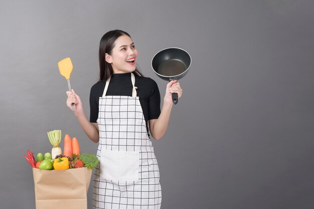 Szczęśliwa Kobieta Przygotowuje Zdrowe Jedzenie Do Gotowania