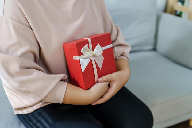 Szczęśliwa kobieta przytula pudełko prezentów Otrzymując prezent walentynkowy Wesoła dziewczyna z prezentem świątecznym lub otwartym pudełkiem świąteczny prezent urodzinowy na nowy rok