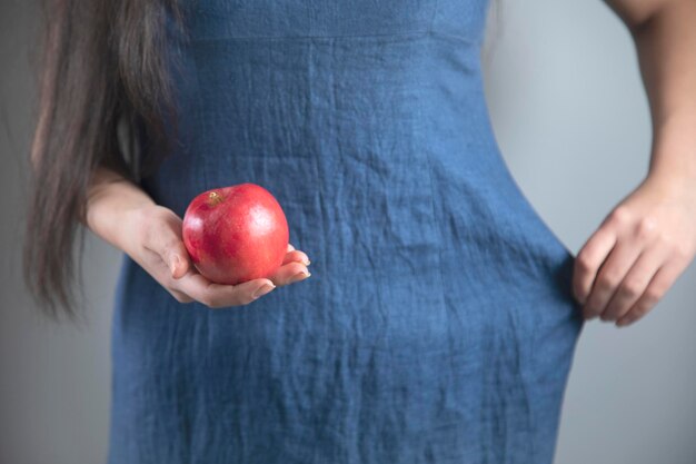 Szczęśliwa kobieta ręka trzyma jabłko i dietę