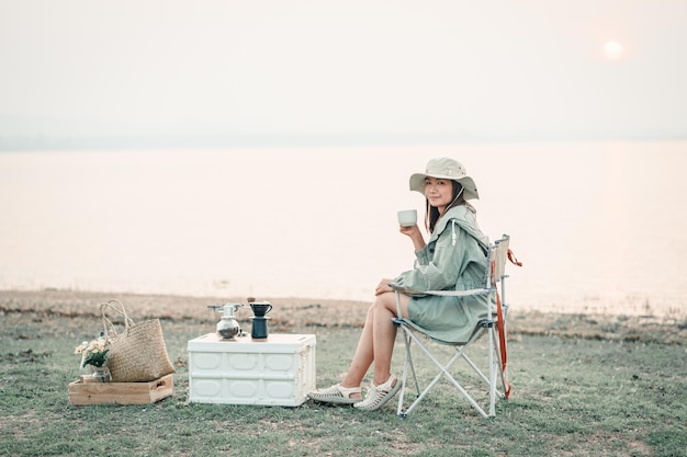 Szczęśliwa Kobieta Relaksuje Się W Wakacyjny Poranek Podróżując I Spoczynku W Stylu Slow Life Camping Selektywna I Miękka Ostrość