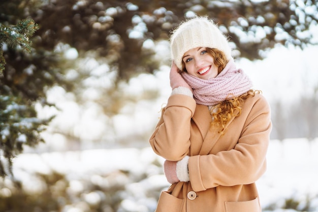 Szczęśliwa kobieta spaceru w śnieżnym zimowym dniu na świeżym powietrzu Zima moda wakacje odpoczynku koncepcja podróży