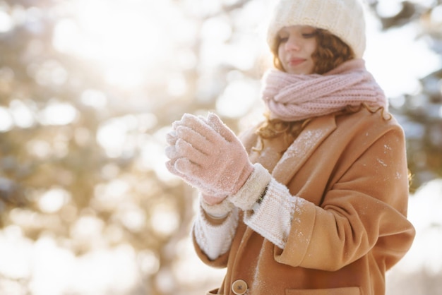 Szczęśliwa kobieta spaceru w śnieżnym zimowym dniu na świeżym powietrzu Zima moda wakacje odpoczynku koncepcja podróży
