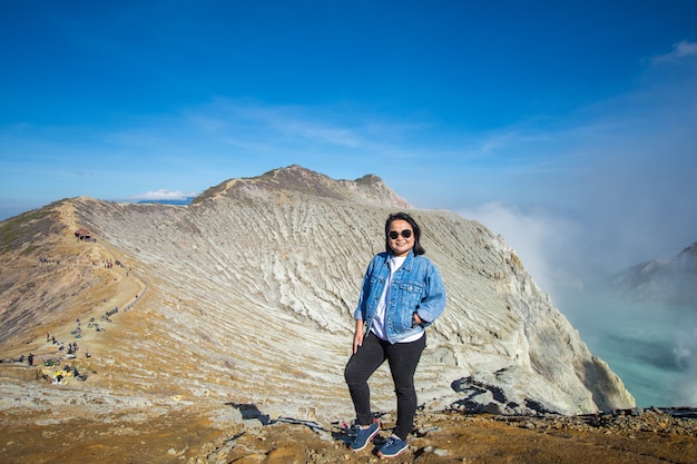 szczęśliwa kobieta stanąć na górze Kawah ijen