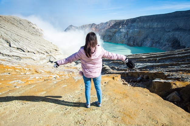 Szczęśliwa Kobieta Stanąć Na Górze Kawah Ijen