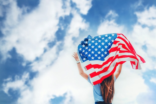 Szczęśliwa Kobieta Stoi Z Amerykańską Flagą Patriotyczne Wakacje. Usa świętują 4 Lipca
