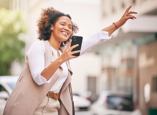 Szczęśliwa kobieta telefon i taksówka w mieście na podróż lub transport na ulicy lub drodze na zewnątrz Kobieta macha ręką do windy lub miejsca docelowego w miejskim mieście z aplikacją na smartfona