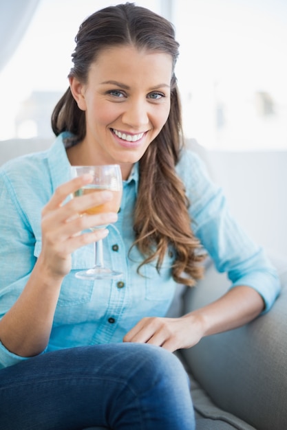 Szczęśliwa kobieta trzyma szkło biały wino