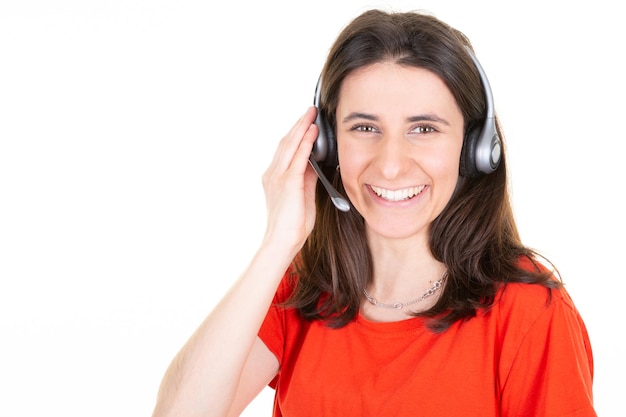 Szczęśliwa kobieta uśmiechnięta wesoła pomoc telefoniczna operator call center portret w zestawie słuchawkowym
