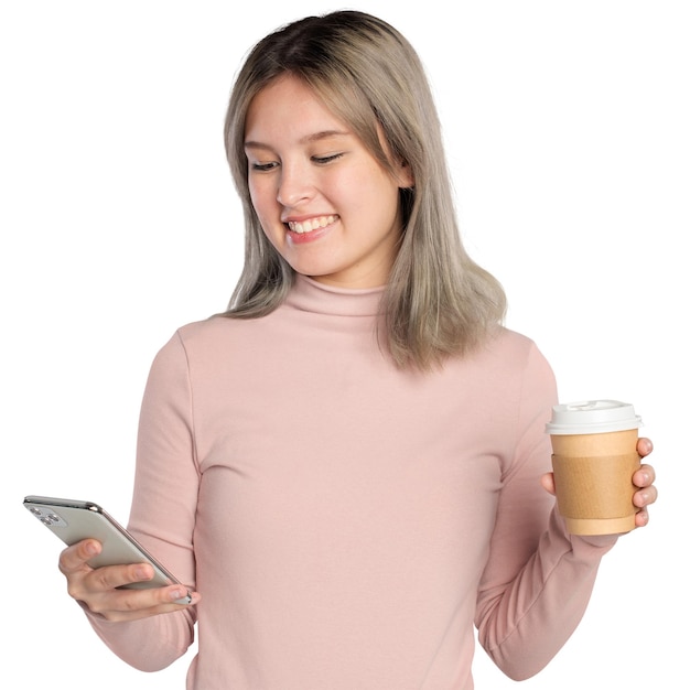 Szczęśliwa kobieta używająca aplikacji randkowej na telefonie