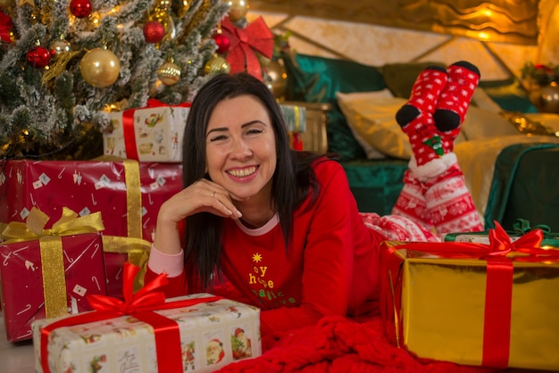 szczęśliwa kobieta w Boże Narodzenie z prezentami