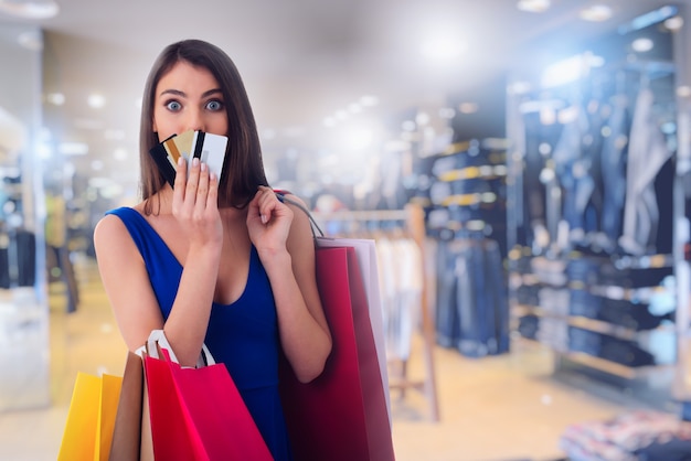 Szczęśliwa Kobieta W Centrum Handlowym Z Torby Na Zakupy I Karty Kredytowej