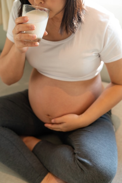 Szczęśliwa kobieta w ciąży z dzieckiem w brzuchu w ciąży. Opieka prenatalna położnicza i ciąża kobieca.