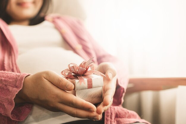 Szczęśliwa kobieta w ciąży z dzieckiem w ciąży brzuch. Opieka prenatalna i ciąża położnicza.