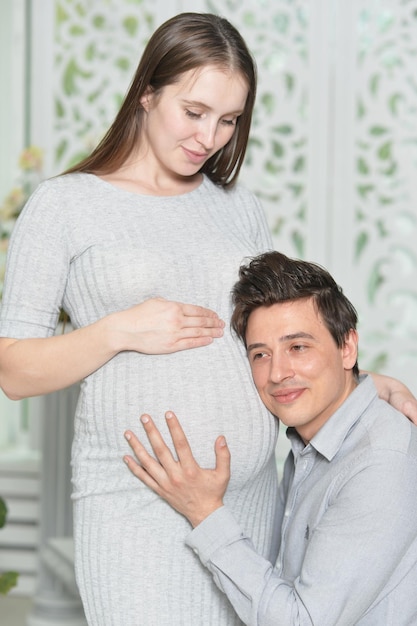 Szczęśliwa kobieta w ciąży z mężem