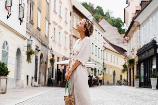 Szczęśliwa kobieta w eleganckim stroju odkrywająca europejskie stare miasto podróż wakacje Europa