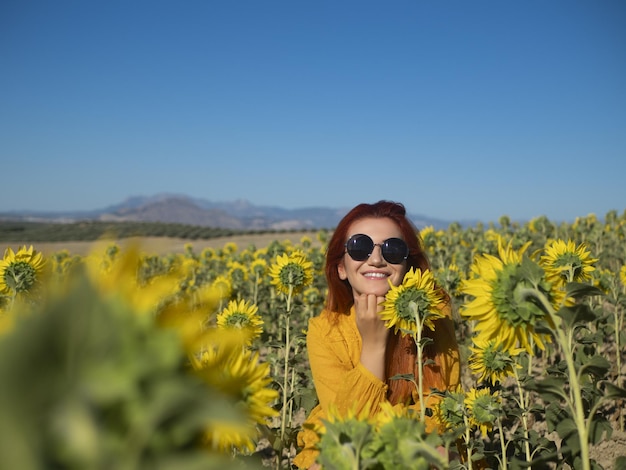 Szczęśliwa kobieta w polu słonecznika