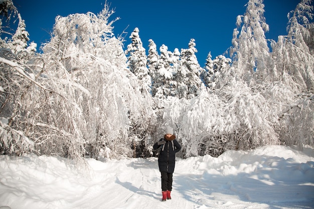 Szczęśliwa kobieta w śnieżnej zimy lesie