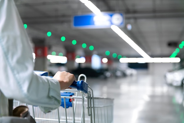 Szczęśliwa Kobieta żeński Wózek Na Zakupy Lub Wózek Na Parkingu świeżego Maket W Supermarkecie