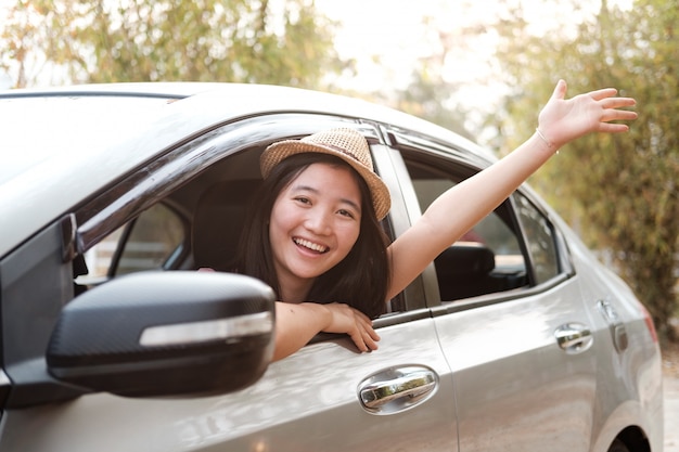 Szczęśliwa kobiety ręka relaksuje wycieczkę samochodową i cieszy się.