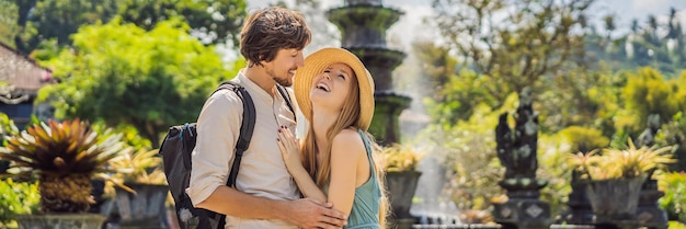 Zdjęcie szczęśliwa kochająca para w taman tirtagangga water palace park wodny bali indonezja miesiąc miodowy na bali