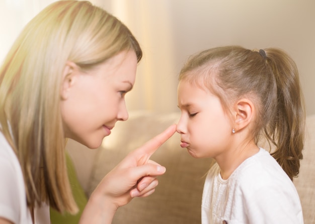 Zdjęcie szczęśliwa kochająca rodzina piękna mama pociesza swoją młodą, sfrustrowaną córkę