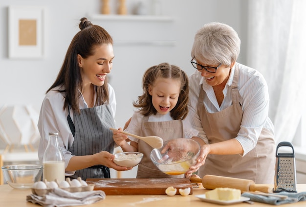 Szczęśliwa kochająca rodzina przygotowuje razem piekarnię Babcia mama