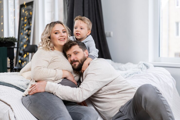 Szczęśliwa koncepcja rodziny Matka tata i synek bawią się w domu Kaukaska rodzina w domu Mama w ciąży broda tata i zabawny mały chłopiec