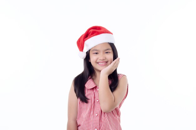Szczęśliwa mała Azjatycka dziewczyna w kapeluszu Santa