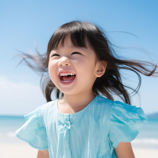 Szczęśliwa mała azjatycka dziewczynka na plaży