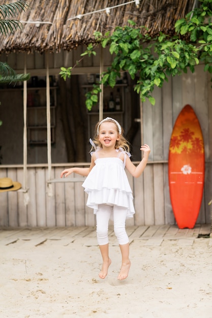 Szczęśliwa mała dziewczynka bieg na plaży