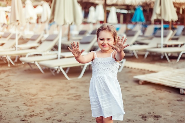 Szczęśliwa mała dziewczynka na morzu