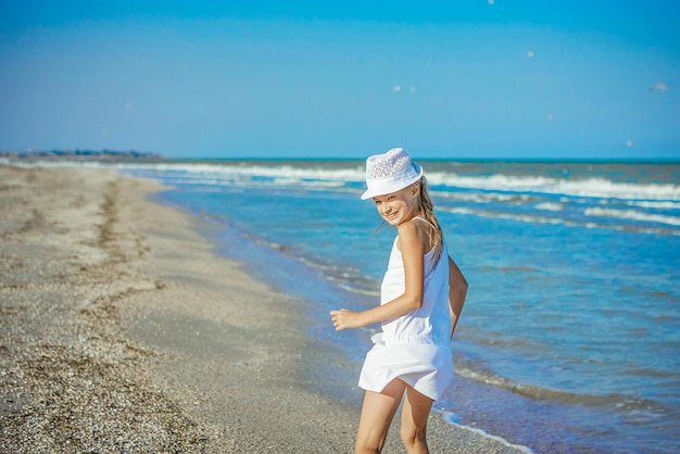 Szczęśliwa mała dziewczynka na plaży