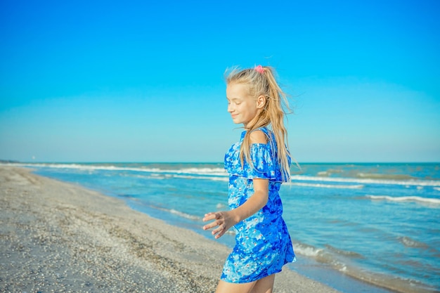 Szczęśliwa mała dziewczynka na plaży