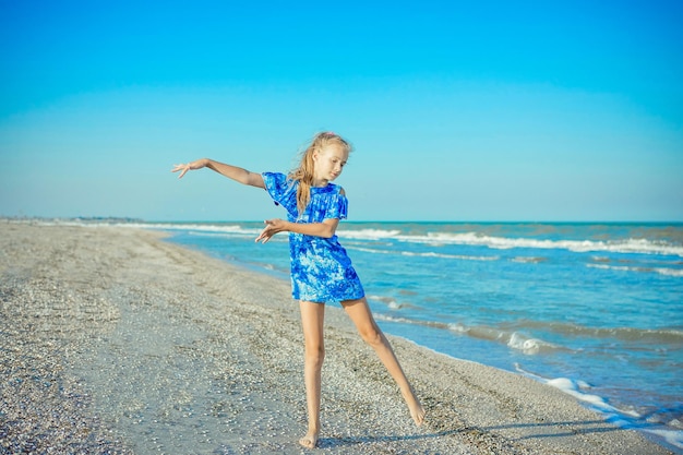 Szczęśliwa mała dziewczynka na plaży